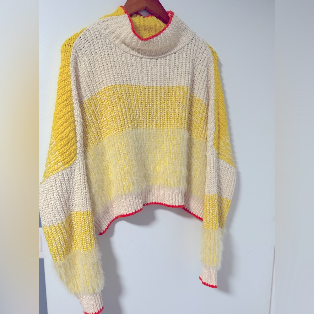 Free people crop sweater size small. Great shape, no damage.
